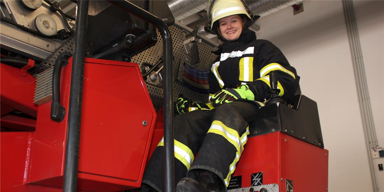 Johanna Diekmann vom Löschzug 5 Brambauer fühlt sich in ihrer Rolle als zukünftige Feuerwehrfrau durchaus wohl.